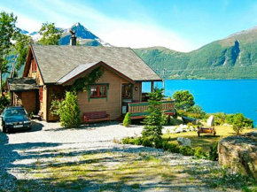 Four-Bedroom Holiday home in Hundeidvik